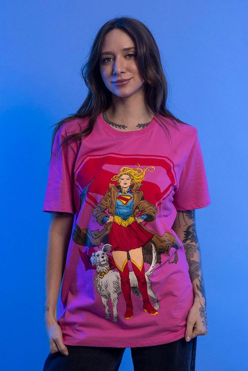 Camiseta DC Comics Supergirl e Krypto