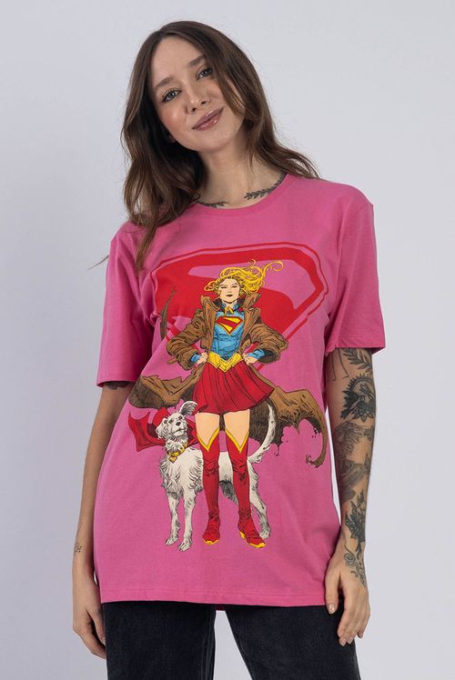 Camiseta DC Comics Supergirl e Krypto